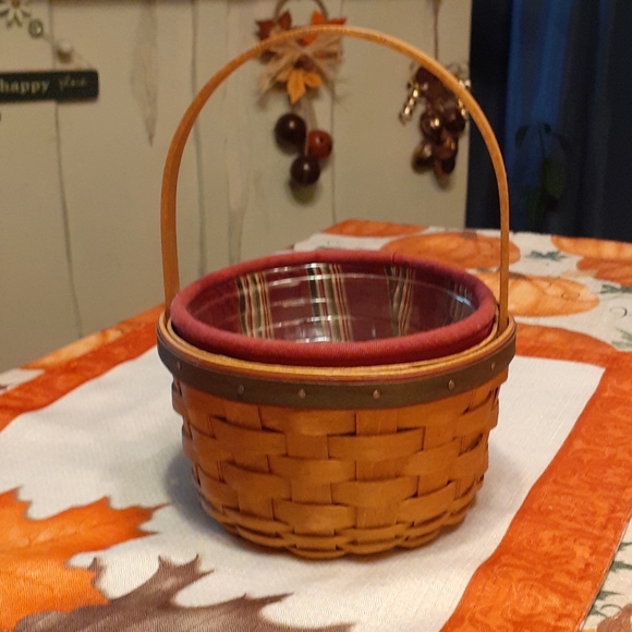 Preowned Longaberger Christmas basket - Picture 1 of 2